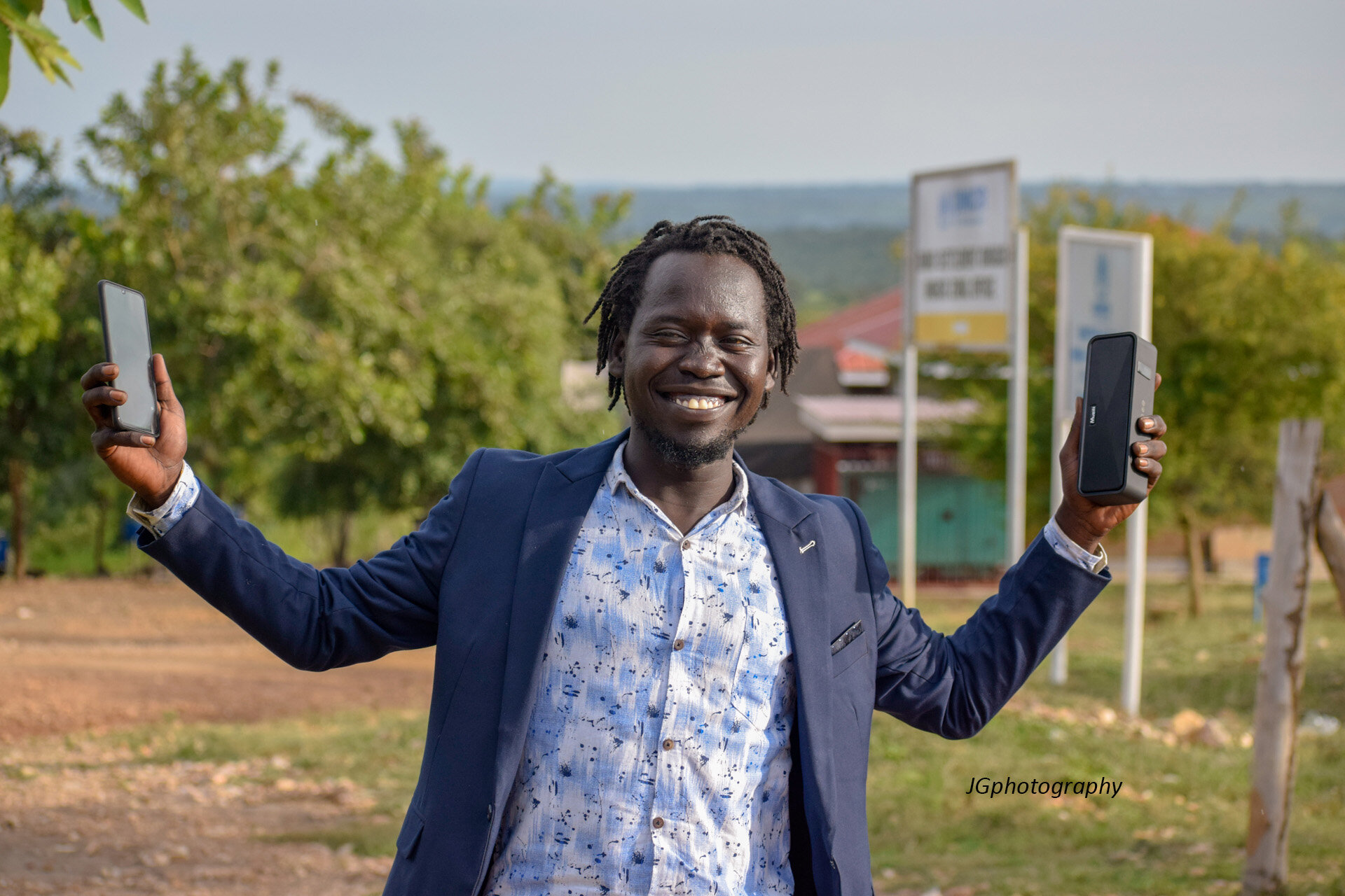 Man holding speakerbox and smartphone